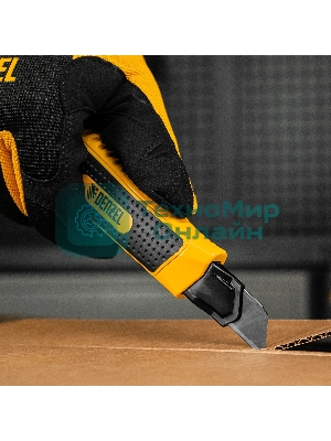 Нож Denzel 18 мм, сменное лезвие, SK4, корпус из цинкового сплава + TPR, торцевой зажим