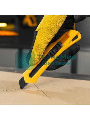 Нож Denzel 18 мм, сменное лезвие, SK4, облегченный корпус, нажимной фиксатор