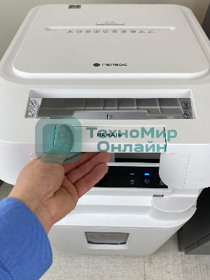 Шредер Heleos АП37-5 белый/белый с автоподачей (секр.P-5) фрагменты 220лист. 37лтр. скрепки скобы пл.карты