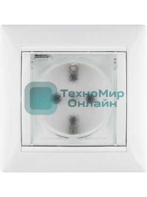 Розетка Legrand Valena 774220 влагозащищенная IP44 с заземлением с крышкой и защитными шторками (белая)