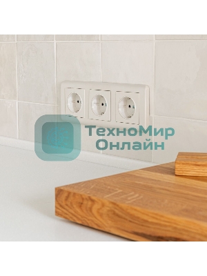 Розетка с заземлением и шторками (перламутровый рифленый)