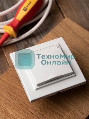 Розетка 1-мест. СП с/з с крышкой 16А белый с защ. штор. IP44 EKF ERR16-029-100-44 EKF Минск